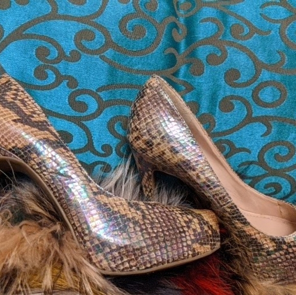 BCBG generation snake skin heels - Picture 3 of 10